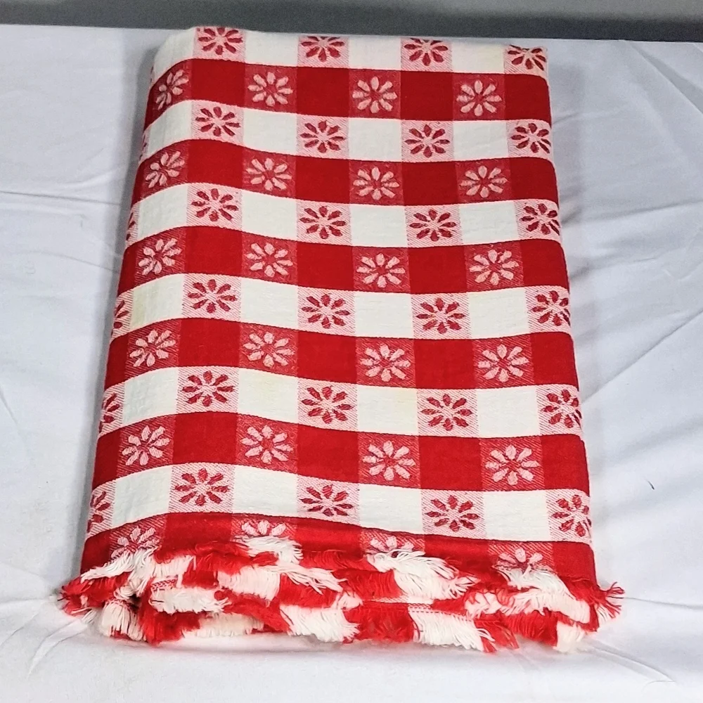 Set Of 2 Tablecloths Flannel Red And White 56x46 & Yellow Floral Cloth 88"x80" - Picture 6 of 14